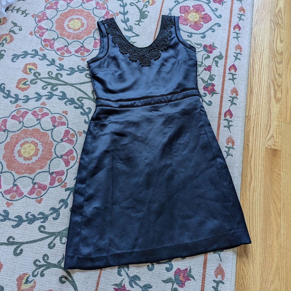 Silky dress with lace detail